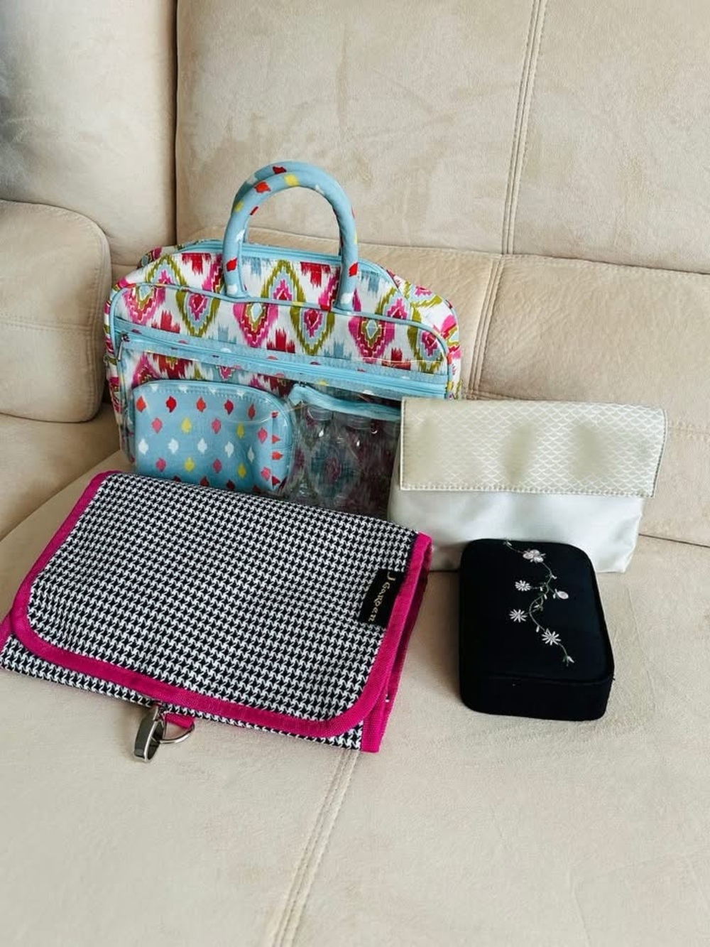 🔥NEW🔥Lot of 4 Toileteries and Jewelry Travel Bags Pouches